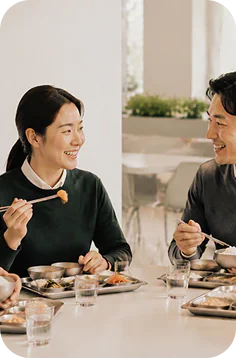 식사하며 대화하는 이용자