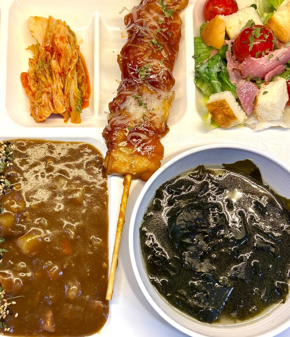 꼬치와 김, 반찬이 담긴 식판