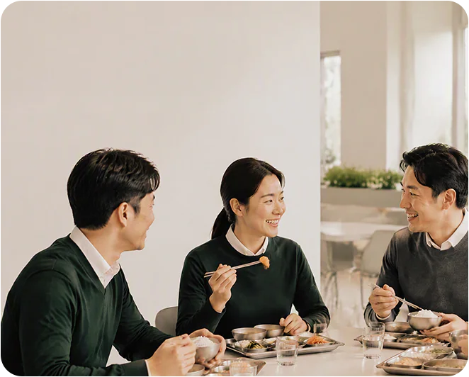 식사를 즐기는 직장인 세 명